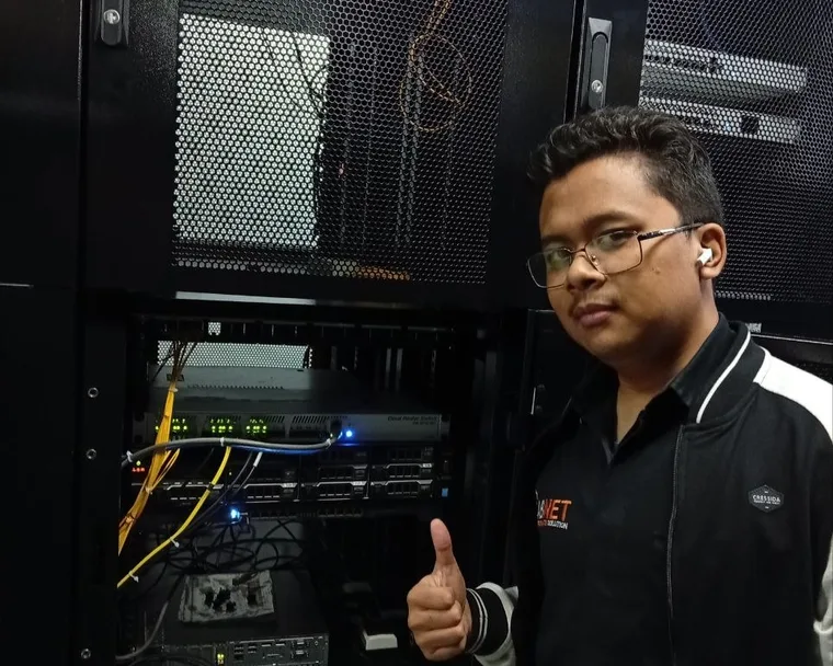 Kunjungan JABNET ke Data Center neuCentrix Bandung untuk instalasi dan maintenance server
