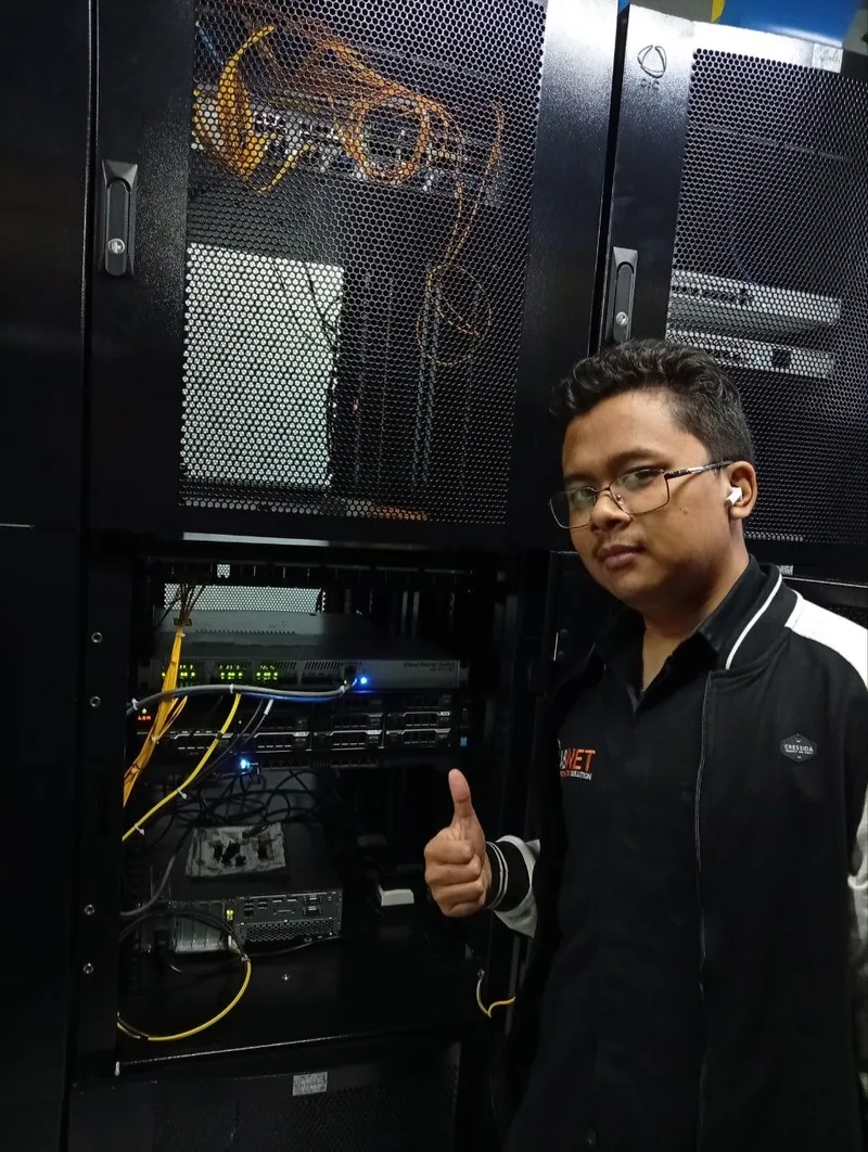 Teknisi JABNET melakukan instalasi dan maintenance server di Data Center neuCentrix ID-01 Bandung